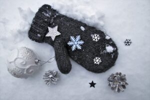 rękawiczka na śniegu